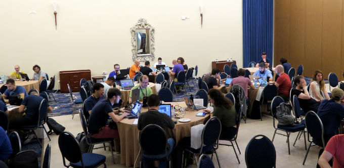 Parte de la comunidad Drupal reunida en el salón de contribución de la sede del evento.