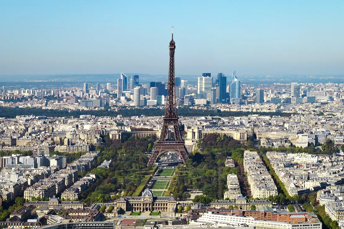 Paris aerial view - Wikimedia Commons - Autor: Taxiarchos228, cropped and modified by Poke2001