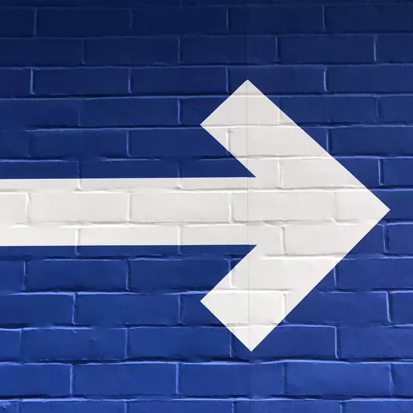 Flecha apuntando a la derecha sobre fondo azul