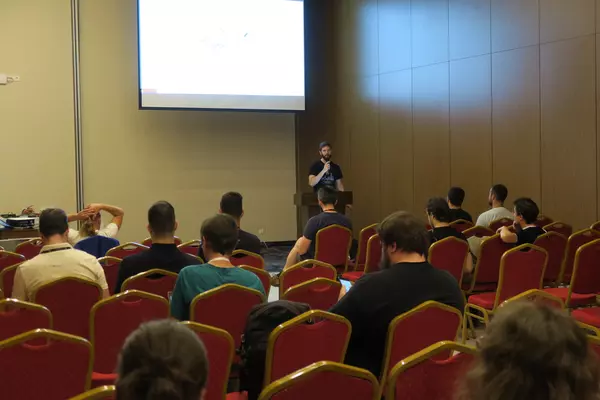 Jorge Tutor dando una charla en Drupal Dev Days Cluj-Napoca.