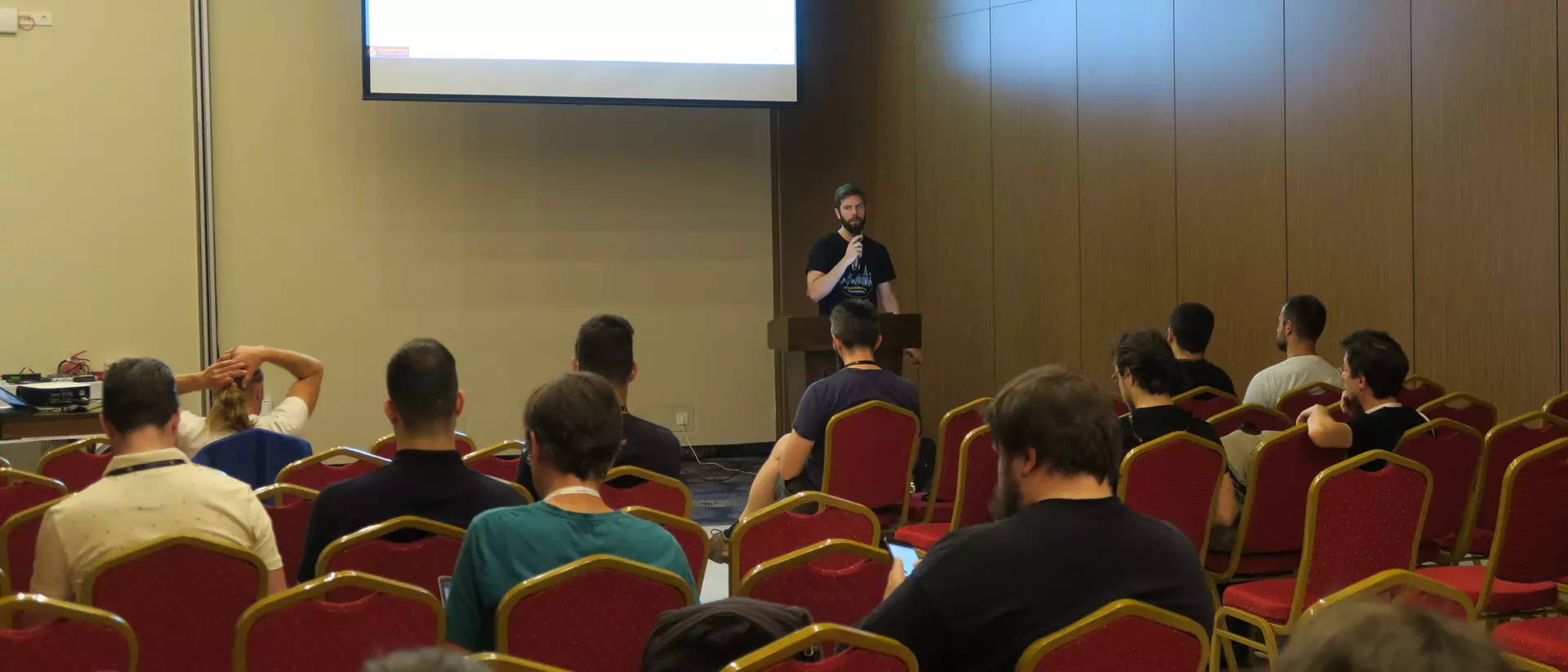 Jorge Tutor dando una charla en Drupal Dev Days Cluj-Napoca.