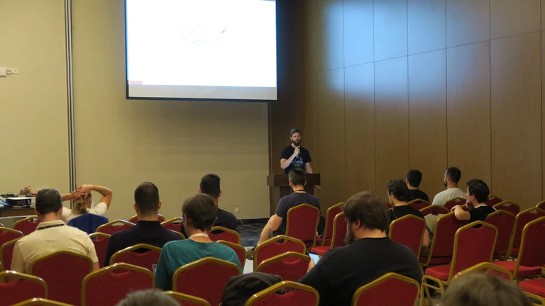 Jorge Tutor dando una charla en Drupal Dev Days Cluj-Napoca.